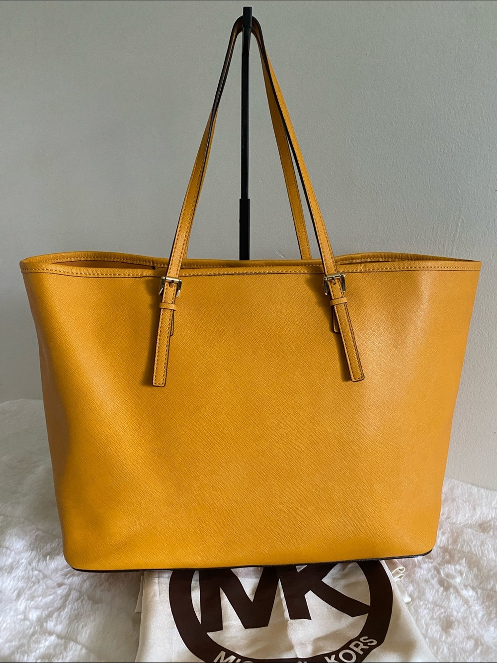 MICHAEL Michael Kors Jet Set Travel Medium Tote in Marigold - Picture 4 of 17